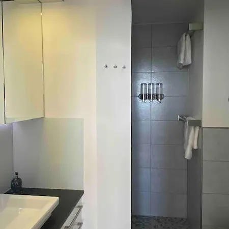 Skyline Mit Pool And Netflix דירה *