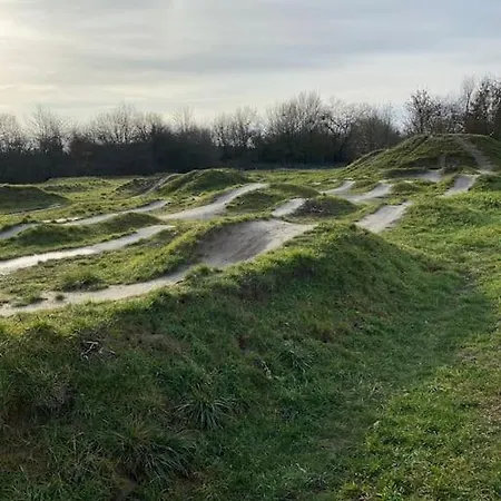 Skyline Mit Pool And Netflix * קרונברג אים טאונוס